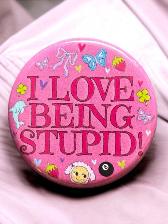 Ripped It Vintage Jewelry - ‘I Love Being Stupid !’ Pink Funny Sarcastic Button |Novelty Pin
